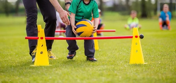 孔帕尼：凯恩和对手的手臂位置几乎一样，这种情况不该判点球